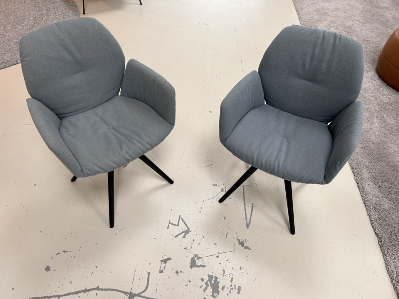 mobitec Stoelen  van €431 nu voor €200 / van €714 nu voor € 300