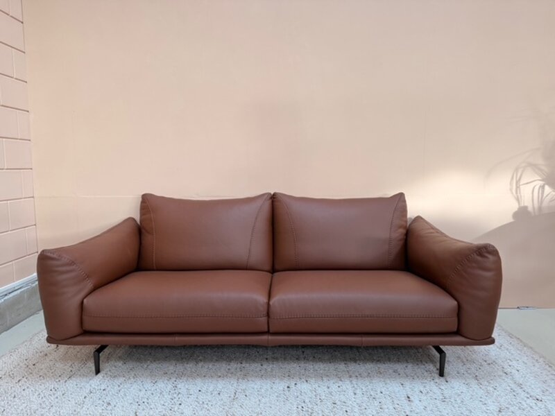 calia Showroom Sale _ Dragees bank Calia Italia in  leder