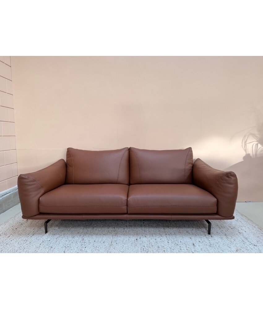 Showroom Sale _ Dragees bank Calia Italia in  leder