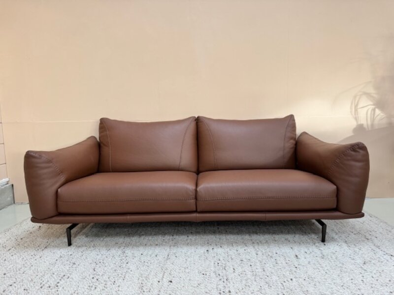 Showroom Sale _ Dragees bank Calia Italia in  leder