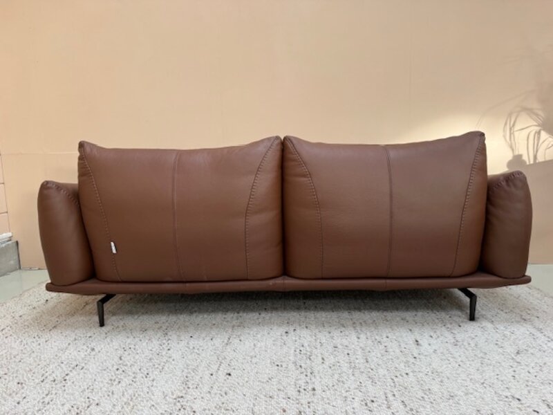 Showroom Sale _ Dragees bank Calia Italia in  leder