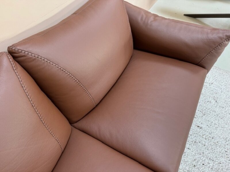 calia Showroom Sale _ Dragees bank Calia Italia in  leder