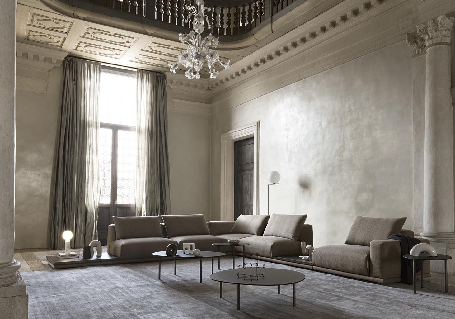 Interieurtrend 2026: laag loungen & zwevende banken   