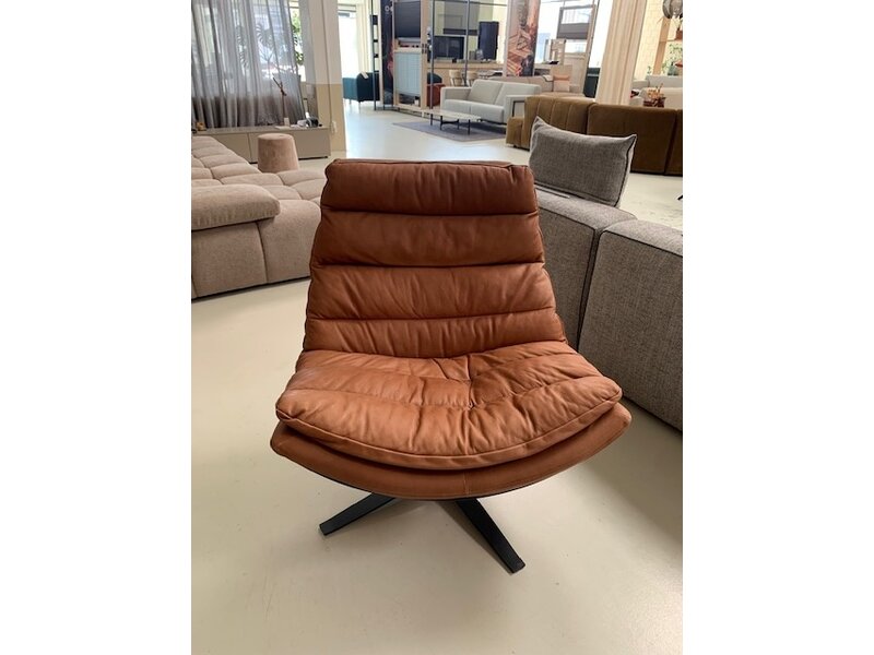 Dyyk Kameraad draaifauteuil in het leer (zacht leder) van € 1469 voor € 799