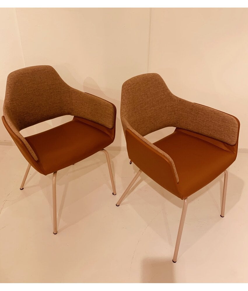 Mooie nieuwe Mobitec Lotus stoelen 4 stuks van € 1936 nu voor € 1250 bij elkaar