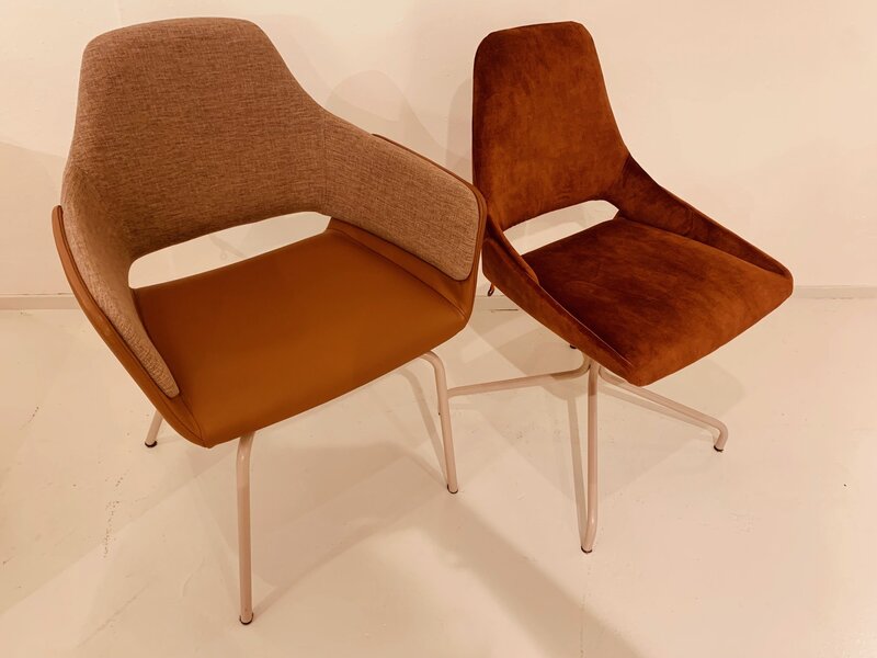 mobitec Mooie nieuwe Mobitec Lotus stoelen 4 stuks van € 1936 nu voor € 1250 bij elkaar