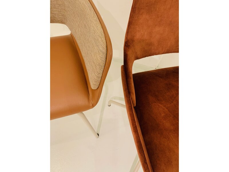 mobitec Mooie nieuwe Mobitec Lotus stoelen 4 stuks van € 1936 nu voor € 1250 bij elkaar