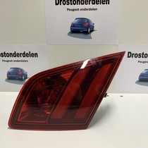 Achterlicht rechts in klep  9677818280 van een Peugeot 308  T9 model