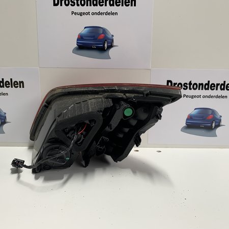 Achterlicht links in klep  9677818380 van een Peugeot 308  T9 model