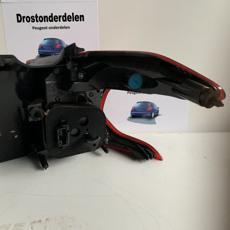 Achterlicht  links  9826730480  peugeot 2008   Facelift model