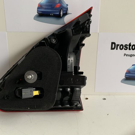 Rücklicht links in der Heckklappe 9814758480 Peugeot 2008 Facelift-Modell