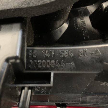 Rücklicht links in der Heckklappe 9814758480 Peugeot 2008 Facelift-Modell