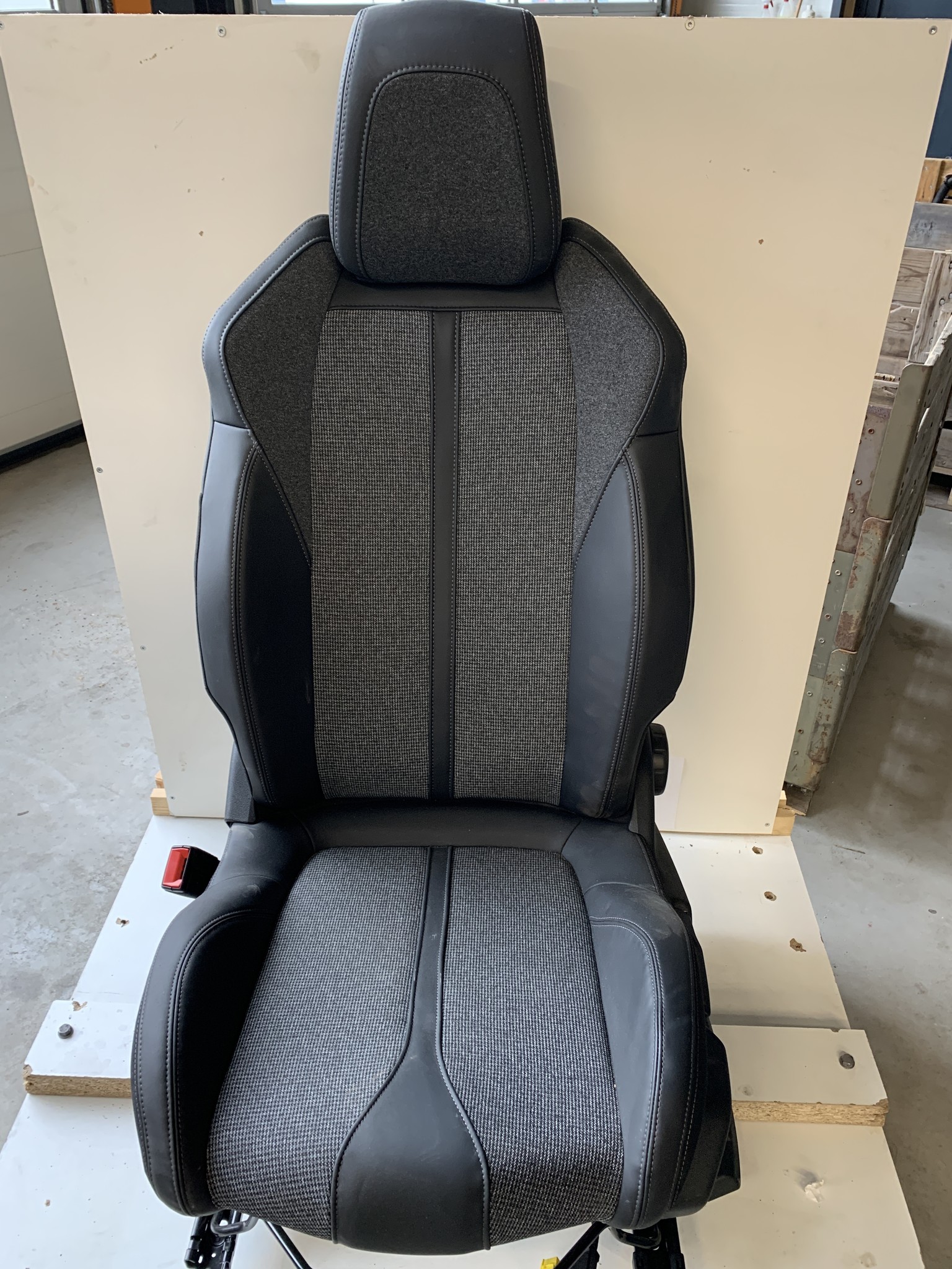 Linker-voor stoel half leer peugeot 3008 P84 | Drostonderdelen