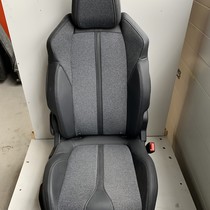 Rechter-voor stoel half leer peugeot 3008 P84