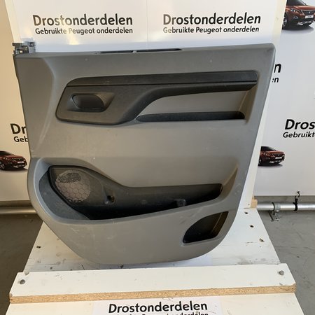 Portierbekleding Rechts-voor  98082243ZM. peugeot expert 4 ko