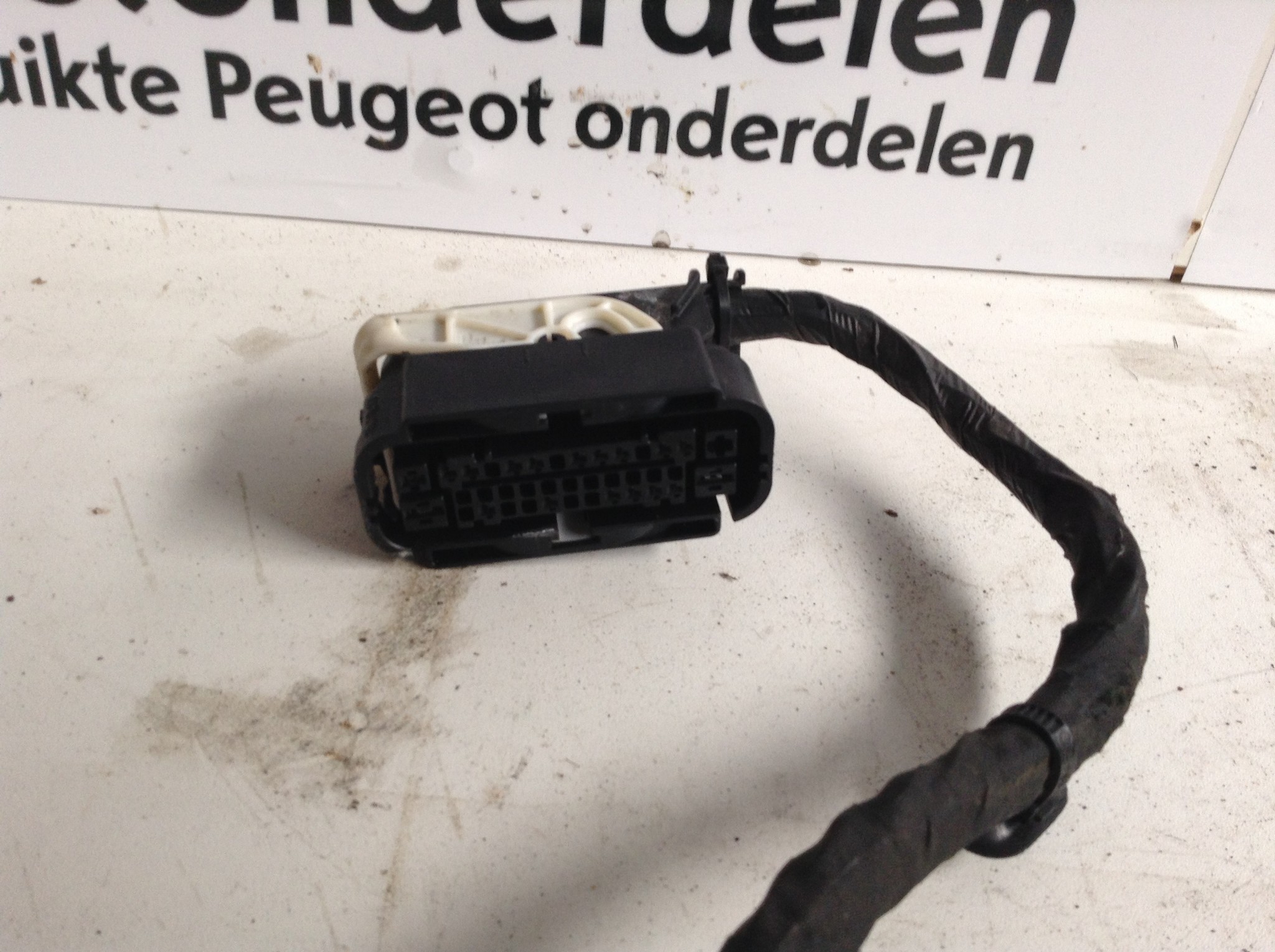 Wiring harness connector of ABS pump Peugeot 2008 | Drostonderdelen