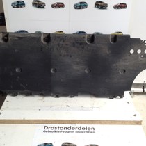 Afdekplaat onderkant bodemplaat  rechts voor   9830303180  peugeot 3008 P84E