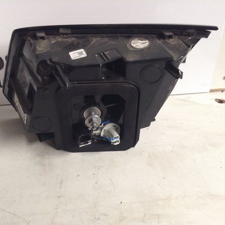 Rücklicht links 9810477880 im Ventil Peugeot 3008 P84E