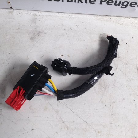 Wiring Harness Plug Of Relay / Fuse Box Peugeot 3008 P84E