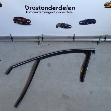 Chroom  sierlijst  linker-voor -portier  peugeot 208 9673931780  / 9810970480