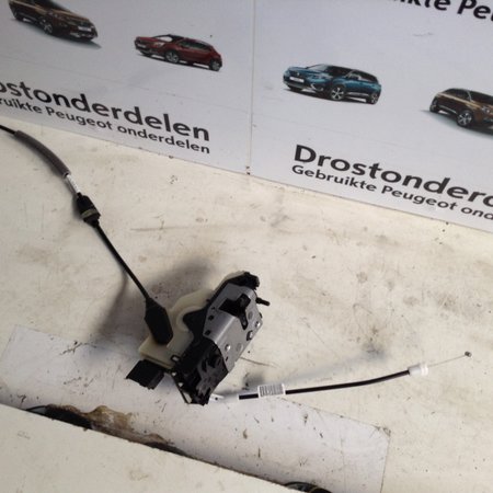 Door Lock Right-Front 4 drs 9812500780 peugeot 2008