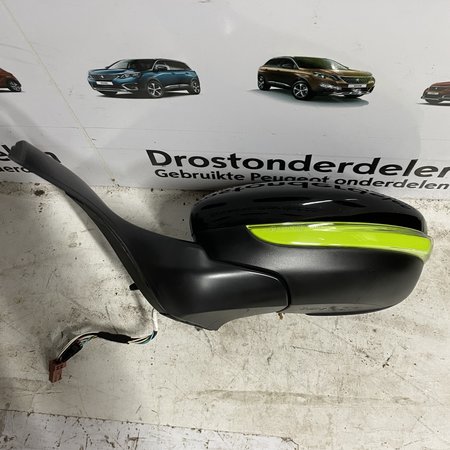 Buitenspiegel Links Peugeot 208 Kleur Zwart KTV Met Lime Kleur Knipperlicht