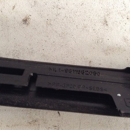 Raamlijst Links-Voor Zwart 9811582080 Peugeot 3008 II P84E