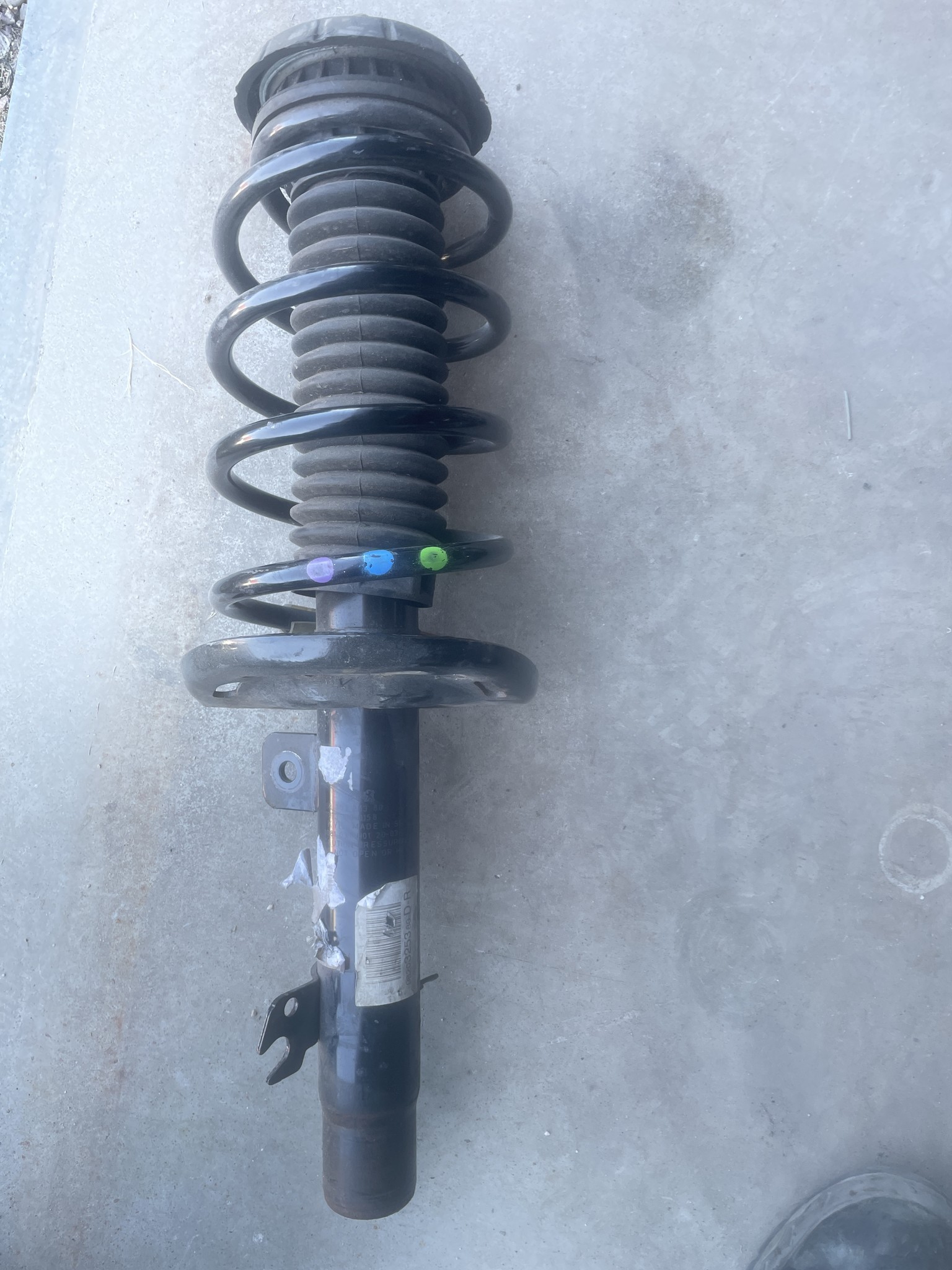 Shock absorber leg front right Peugeot 208 1.2 turbo automatic