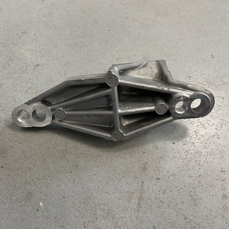 Dynamosteun boven Peugeot 208 1.2   met artikelnummer 9676865680