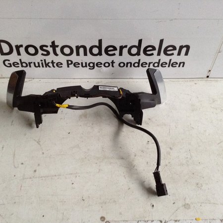 Paddle Shifters on Steering Wheel 96756731ZD Peugeot 208 II P21E