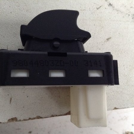 Window Switch Front Right 98044803ZD Peugeot 2008 II P24E