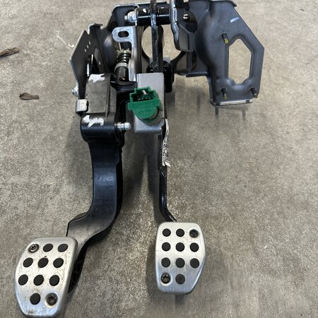 Brake pedals with part number 9807334080 Peugeot 2008