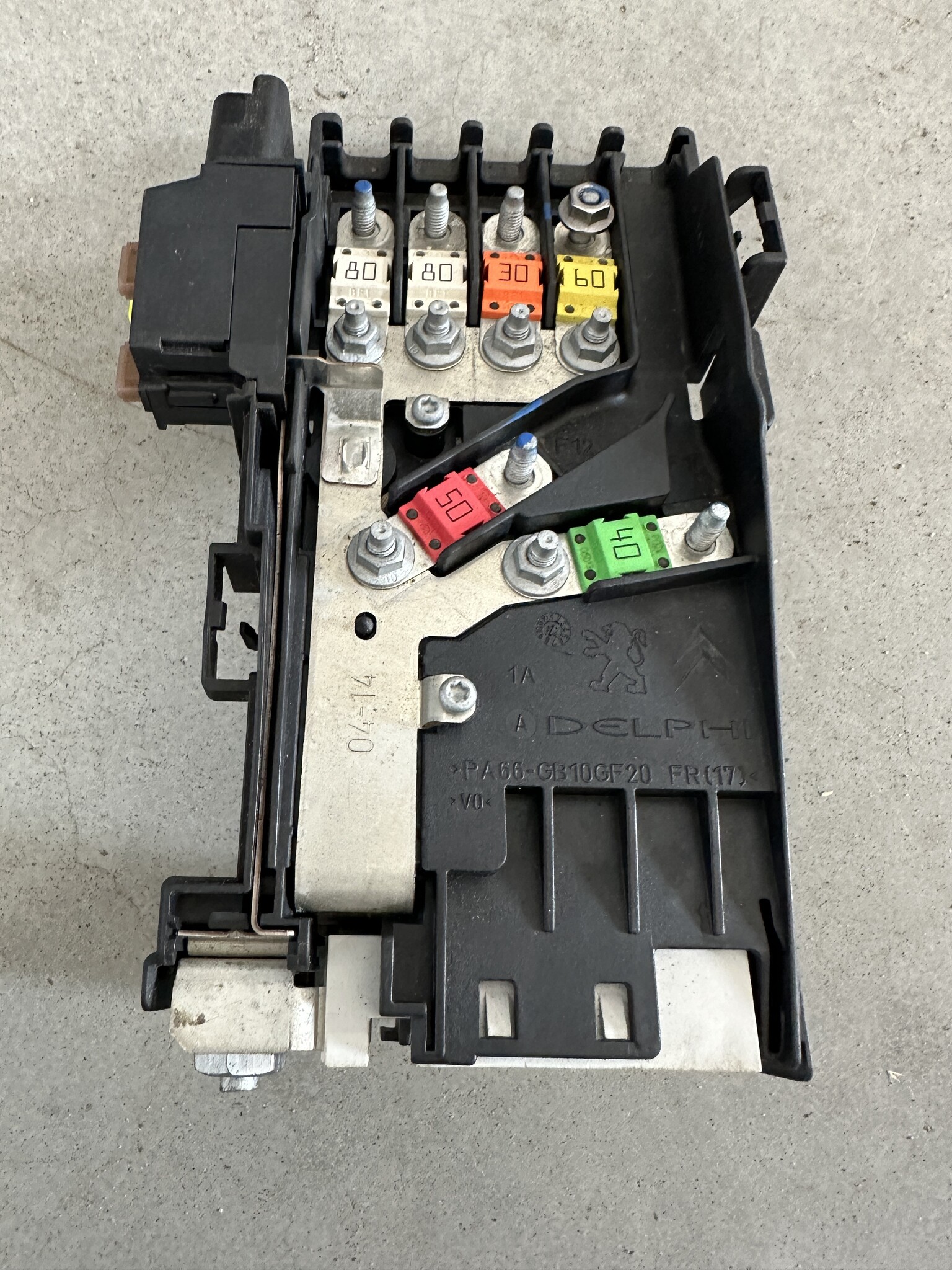 Fuse box with part number 9667193280 Peugeot 308 cc convertible