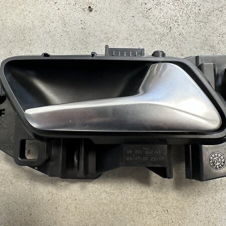 Door handle right - front with article number 98201552VV Peugeot 2008 II P24E