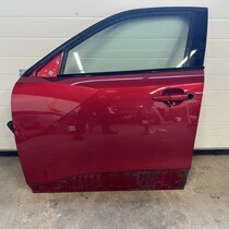 Tür 4-türig links vorne mit Artikelnummer (EHV) Farbe Rot 9831047780 Peugeot 2008II