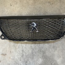 Grill in der vorderen Stoßstange 9826326680 Peugeot 2008 II 982595261T