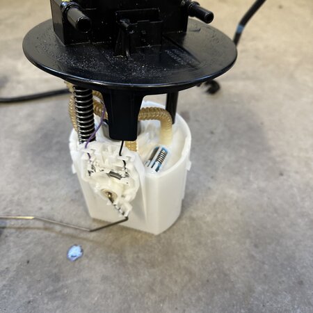 Brandstofpomp Elektrisch met artikelnummer 9824049680 Peugeot 2008II 1.5 diesel