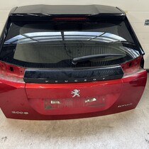 Heckklappe mit der Teilenummer 9831045880 für Peugeot 2008II, Farbcode EVH Rot