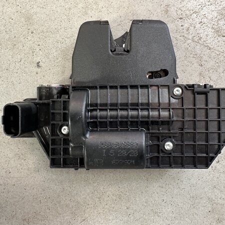 Tailgate lock mechanism with article number 9684648680 Peugeot 2008II