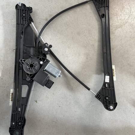 Right front window regulator with article number 9830369280 Peugeot 3008II