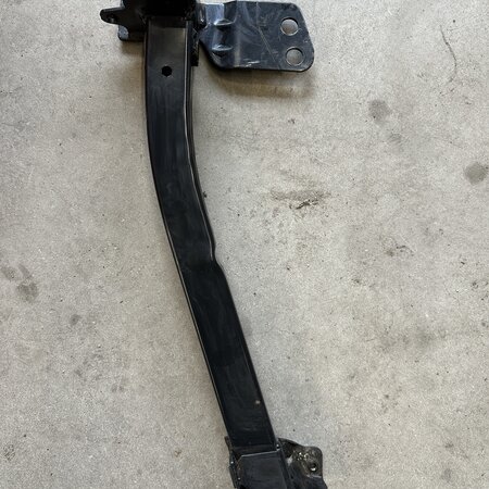 Subframe verlengstuk   Links -voor steun met artikelnummer 9836341080 Peugeot 2008II