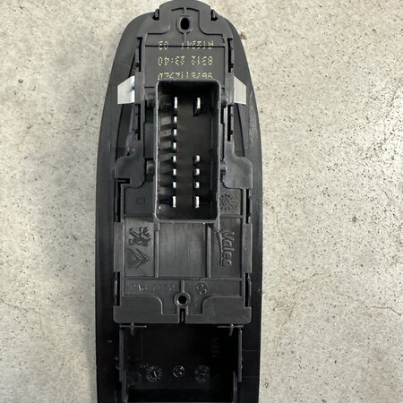 Window switch front left with article number 96761129ZD Peugeot 208