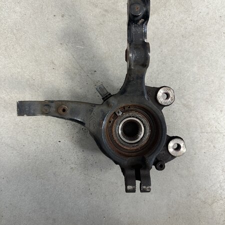 Achsschenkel vorne links mit Artikelnummer 9826532480 Peugeot 2008 II