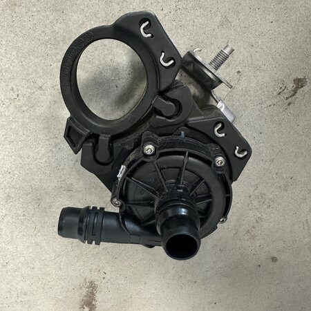 Additional water pump with article number 9818812580 Peugeot 3008 II Hybrid