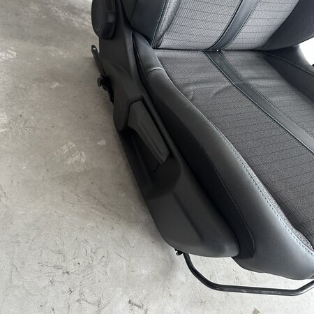 Front seat right with article number 9822701480 Peugeot 208 II
