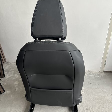 Front seat right with article number 9822701480 Peugeot 208 II