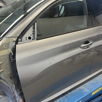 Tür 4-türig links vorne mit Artikelnummer 9827577680 Peugeot 208 II Farbcode KCA