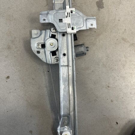 Window mechanism 4-door right-front with article number 9806081780 Peugeot 2008