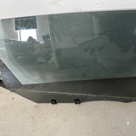 Rechtes hinteres Türfenster eines Peugeot 308 SW Modell T9