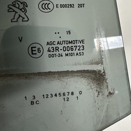 Rechtes hinteres Türfenster eines Peugeot 308 SW Modell T9